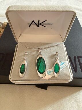 Green Glass Pendant Necklace and Earring Set